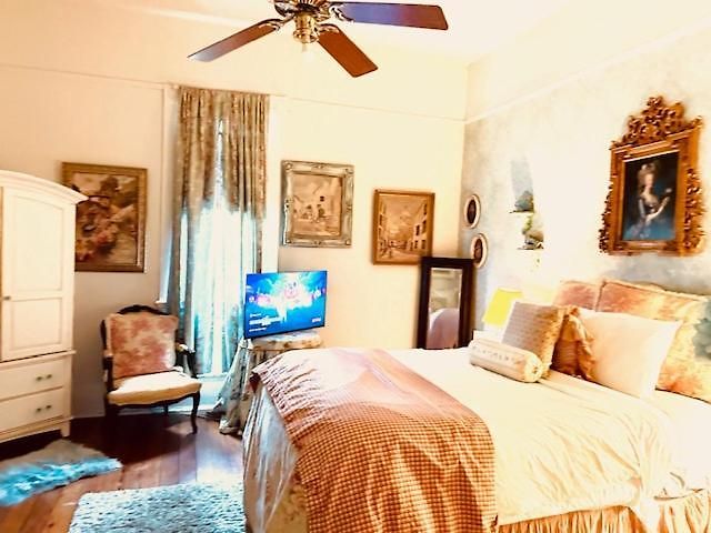 Apartment 3 Or4br 2a, Gorgeous, Fq, Streetcar, Courtyard Sleeps 8