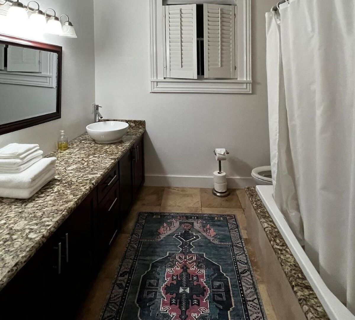 Spacious Napoleon Ave Apartment *