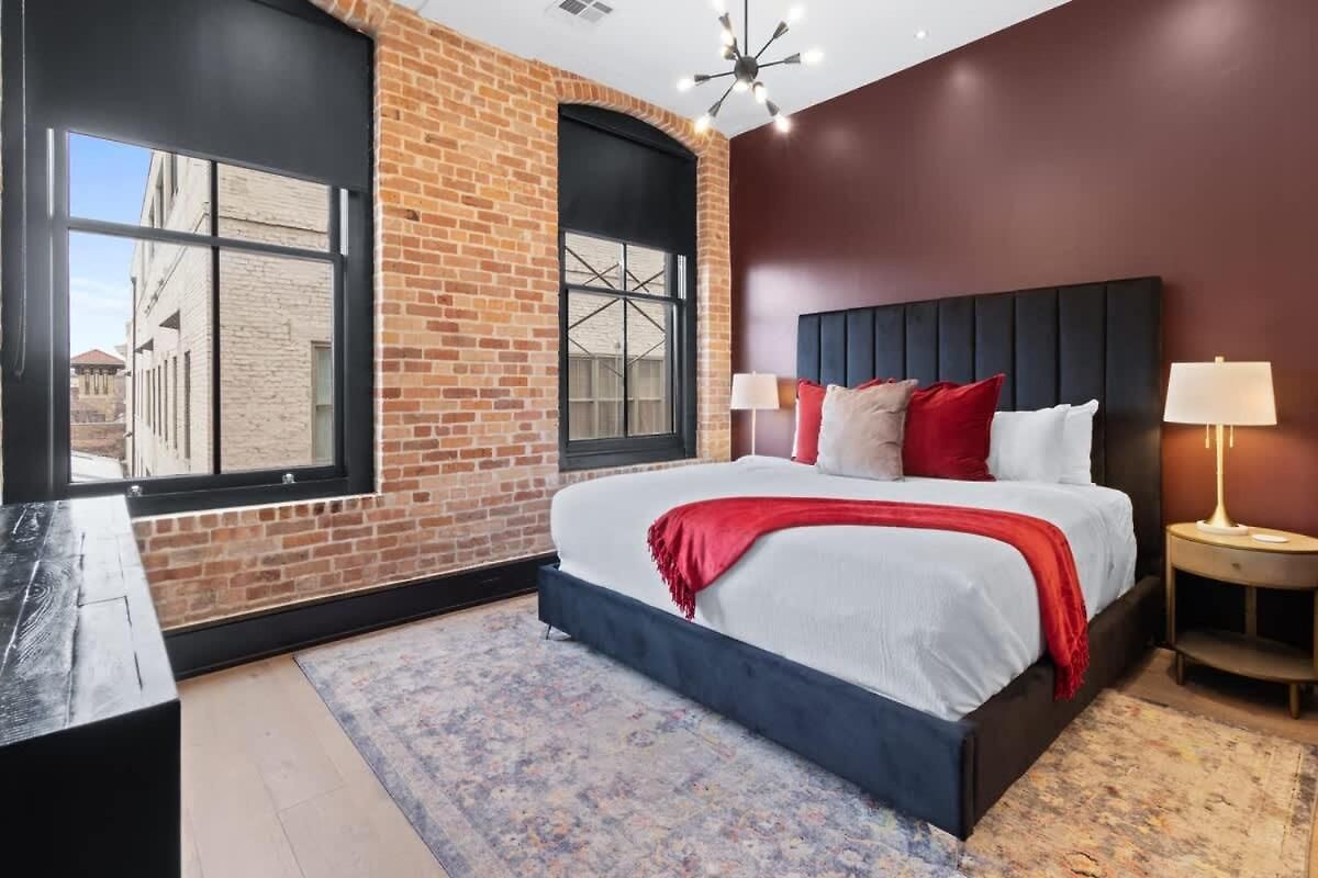 Downtown 2bd 2ba Pool Gym And Gameroom Hotel