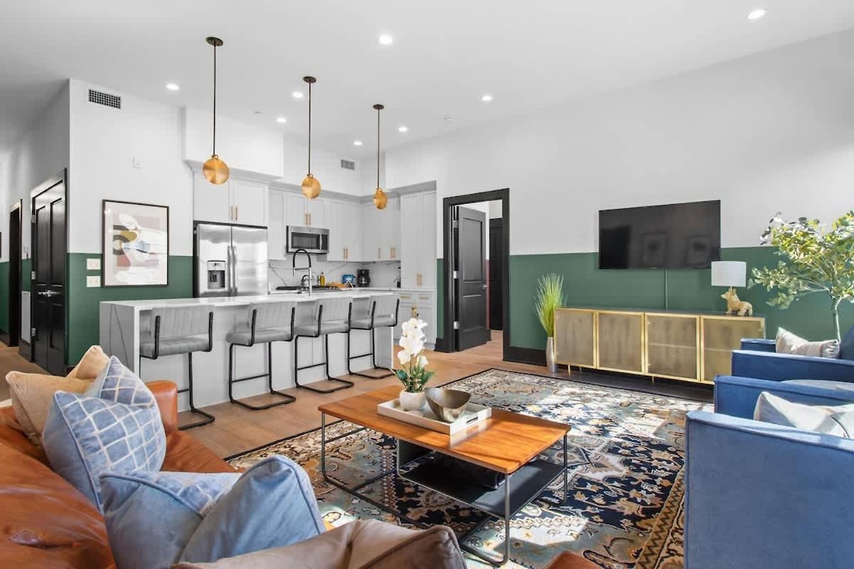 Hotel Downtown 4bd 4ba 2 Living And Kitchens