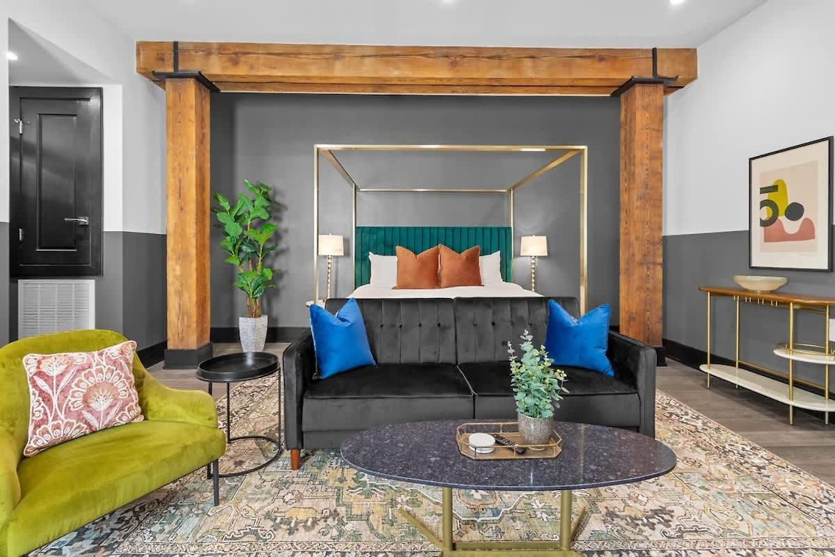 Prime Location King Bed Gym Rooftop Pool Hotel