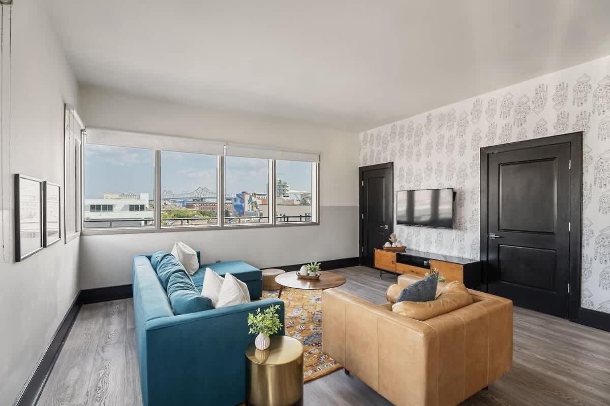 Corner Penthouse W Private Balcony *