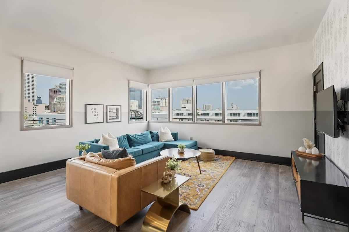 Corner Penthouse W Private Balcony