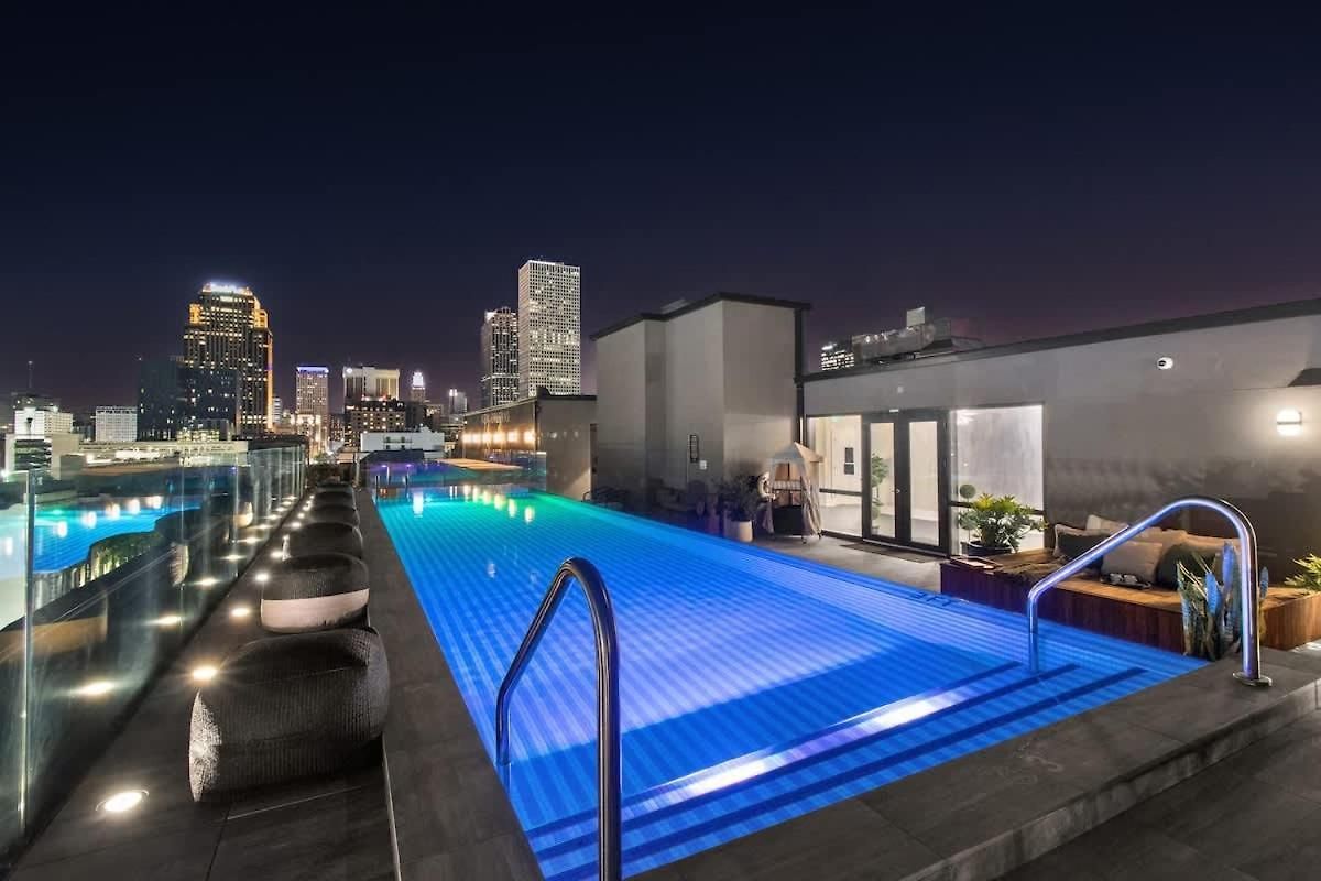 Prime Location King Bed Gym Rooftop Pool Hotel *