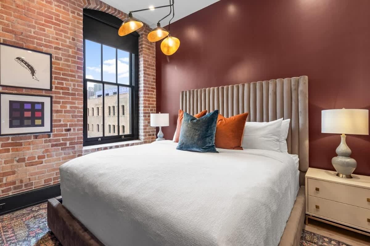 2br 2ba Rooftop Pool Gym Game Hotel