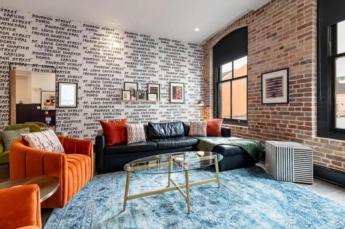Spacious Downtown Sleeper Sofa Hotel *