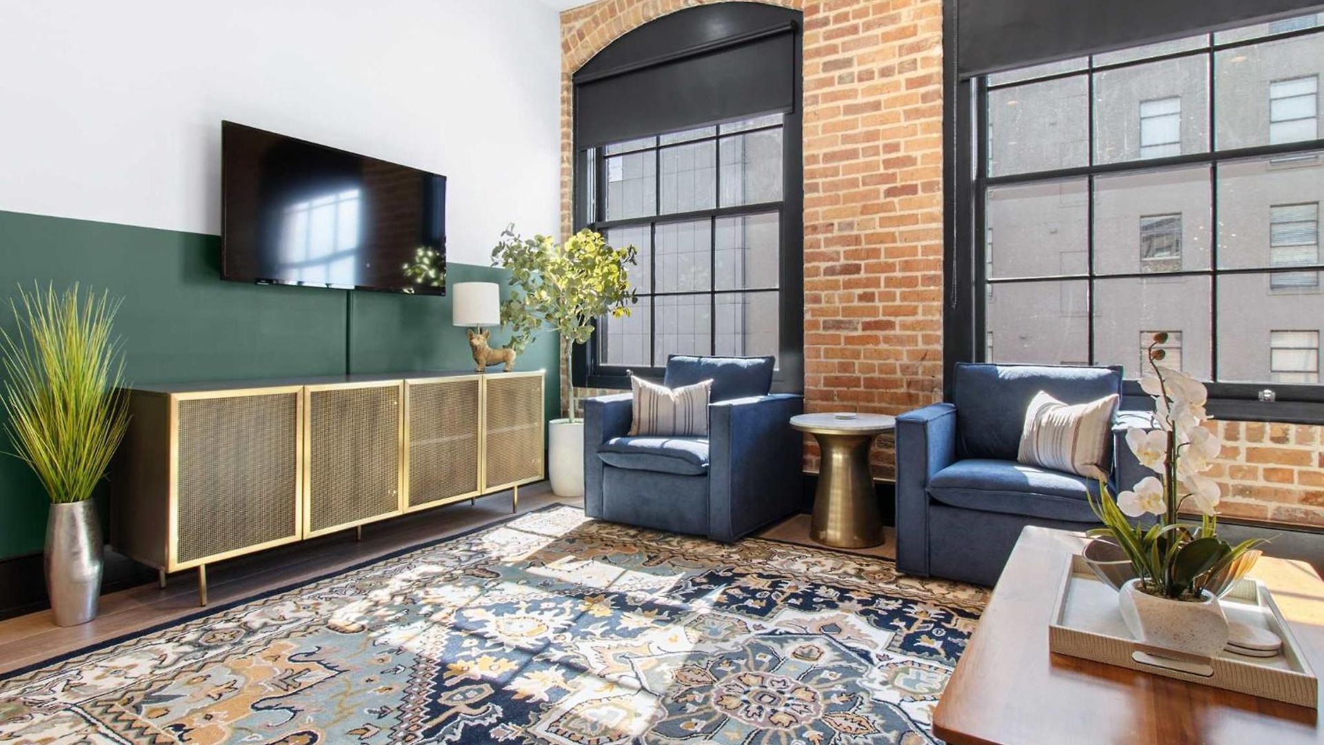 Stylish W Rooftop Amenities Downtown Hotel *