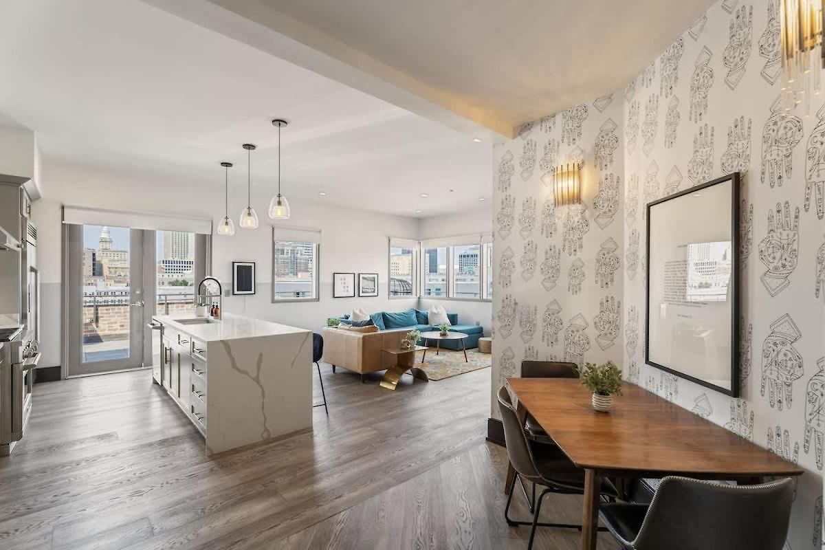 Corner Penthouse W Private Balcony *