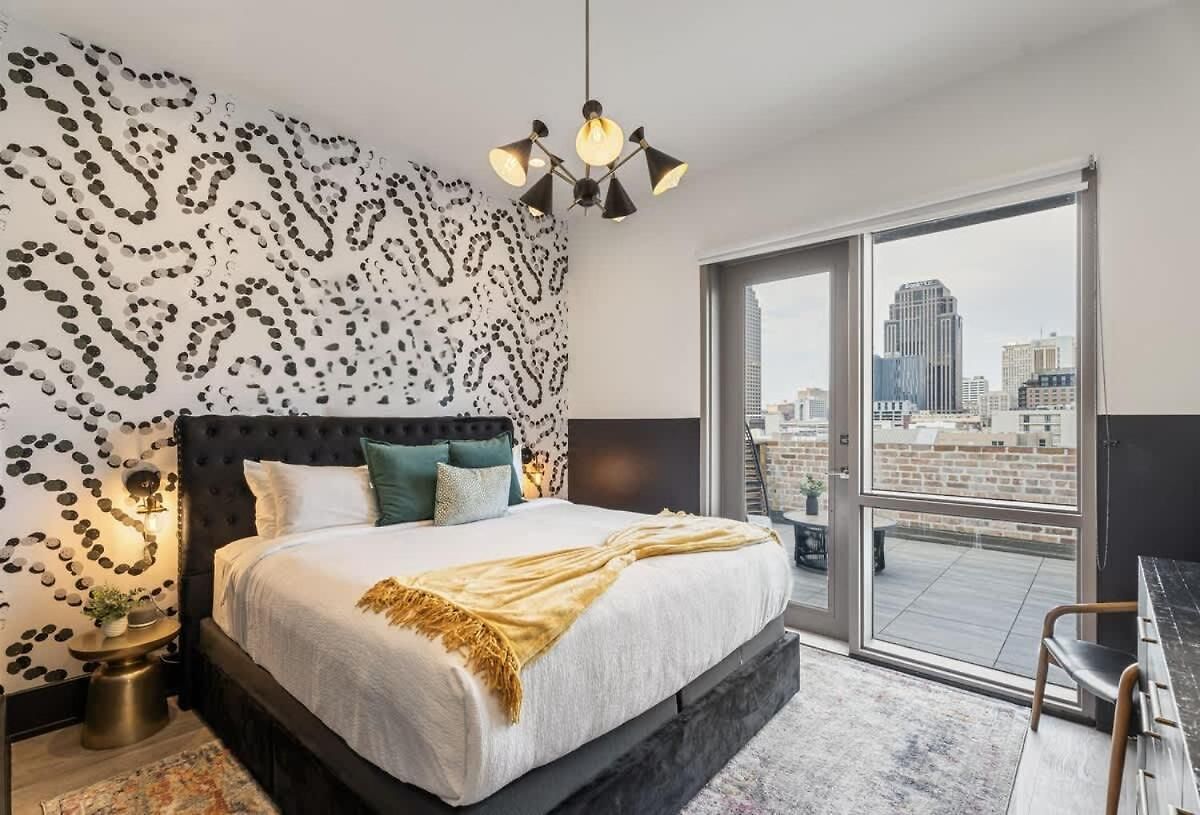 Corner Penthouse W Private Balcony *