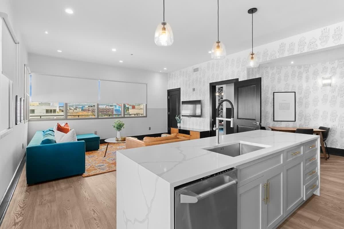 Hotel Corner Penthouse W Private Balcony *