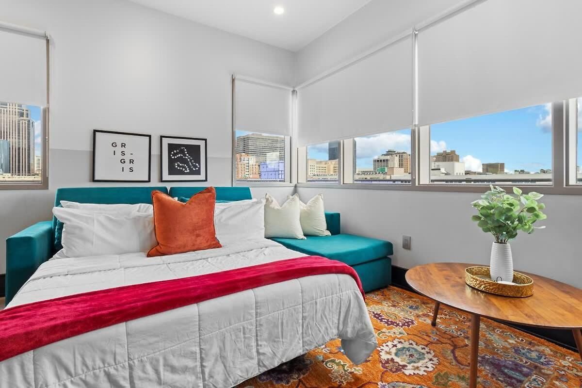 Corner Penthouse W Private Balcony *