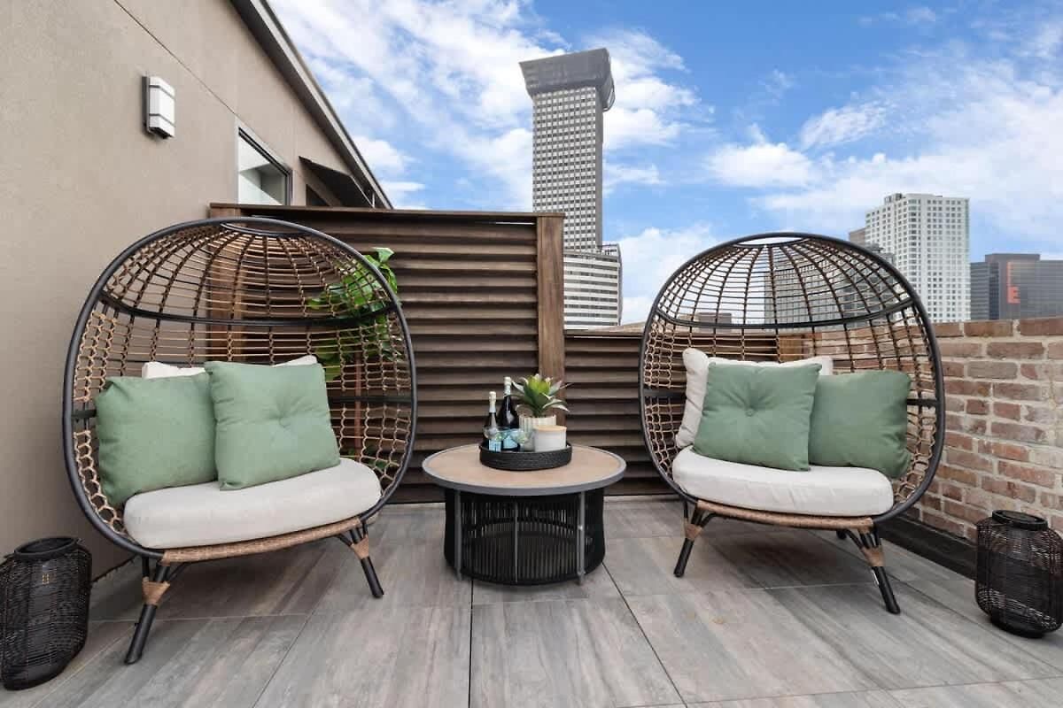 Corner Penthouse W Private Balcony * New Orleans