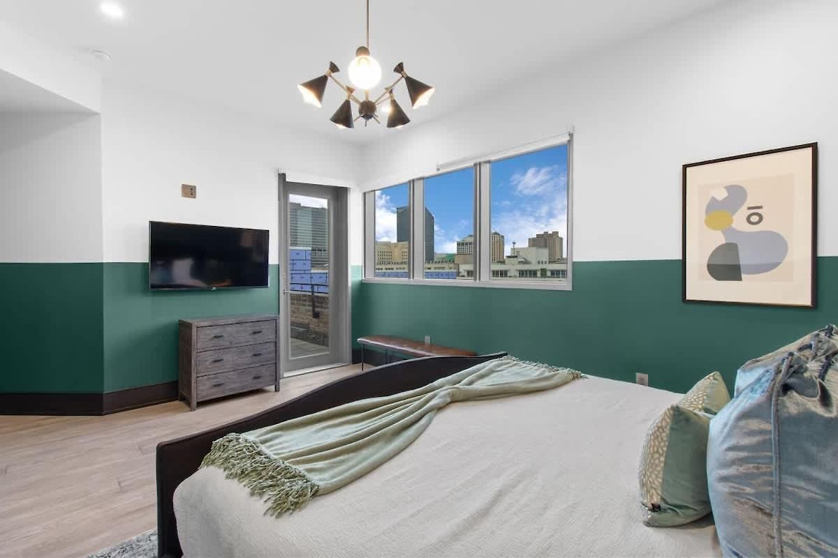 Corner Penthouse W Private Balcony