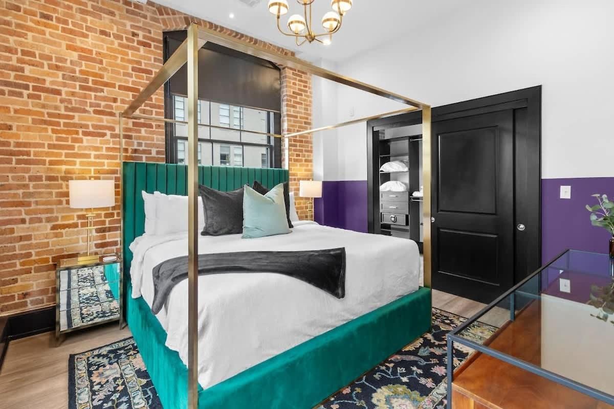 Hotel Modern Comfort Pool Gym Luggage Lockers New Orleans
