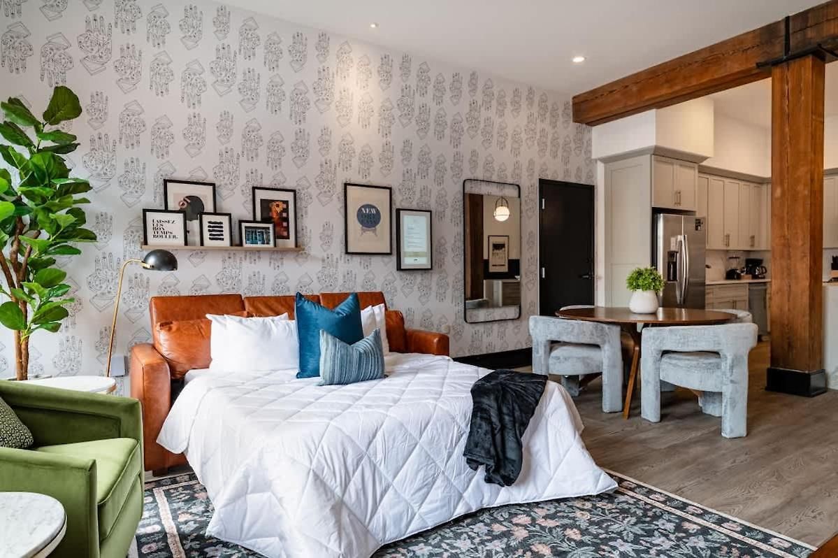 Spacious Downtown 2bd 2ba Gym Pool Hotel