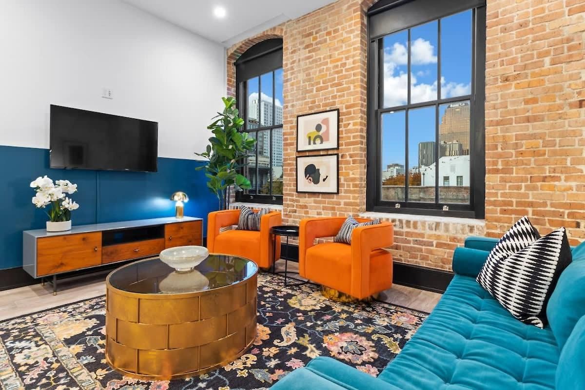 Prime Downtown Location Heated Pool Gym Hotel