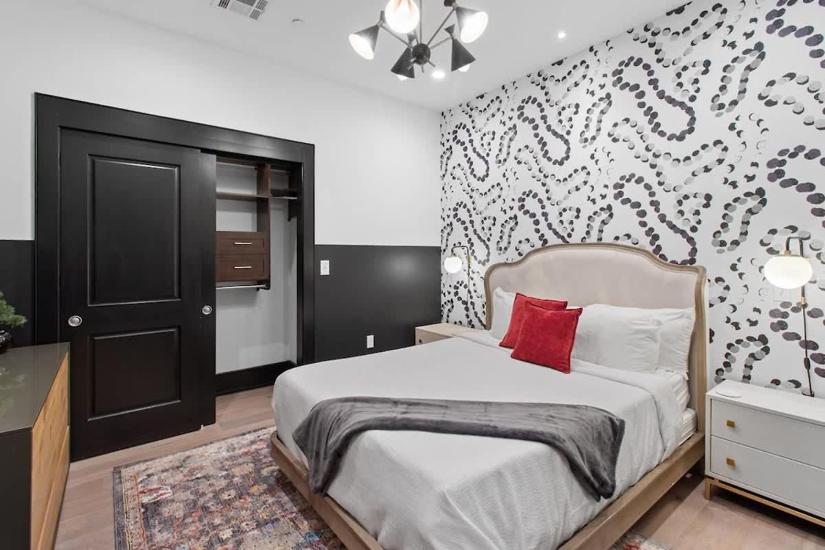 Downtown 4bd 4ba 2 Living And Kitchens *