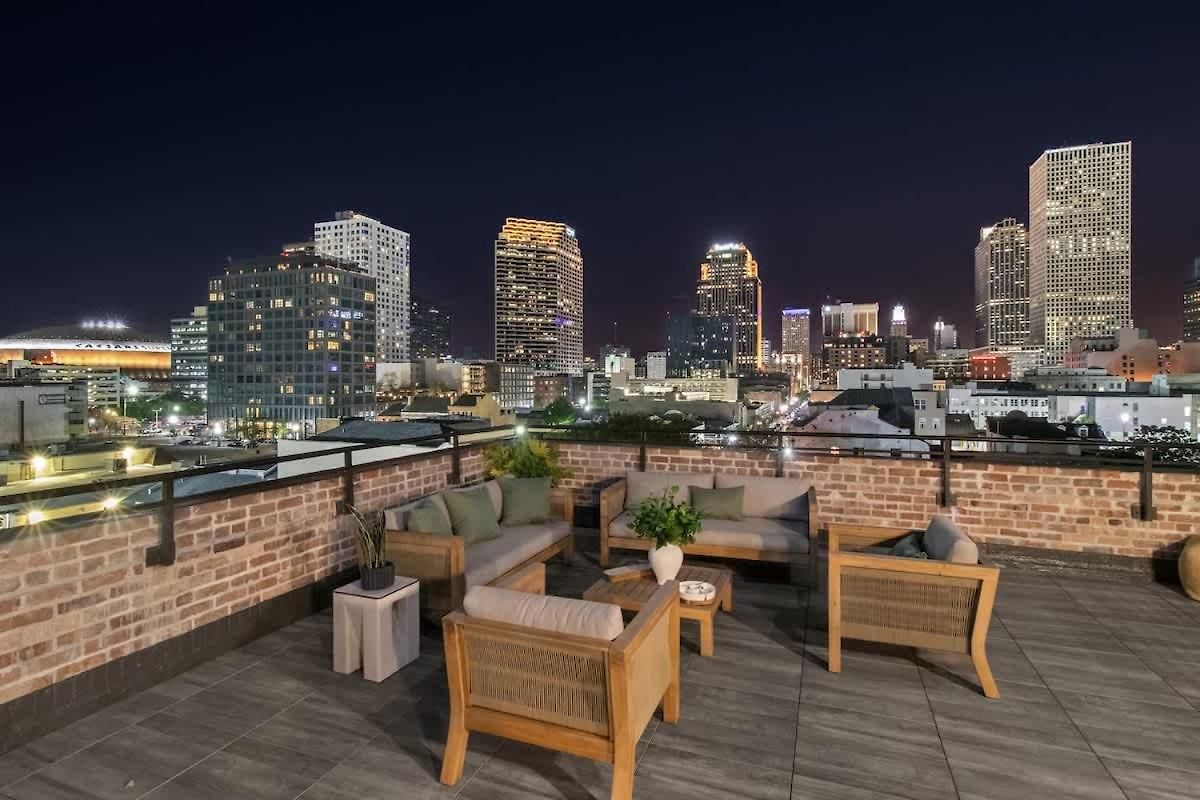 2br 2ba Rooftop Pool Gym Game New Orleans