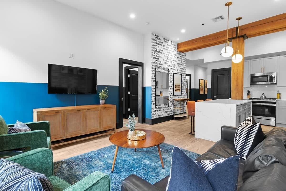 Downtown 2bd 2ba Heated Rooftop Gym Pool