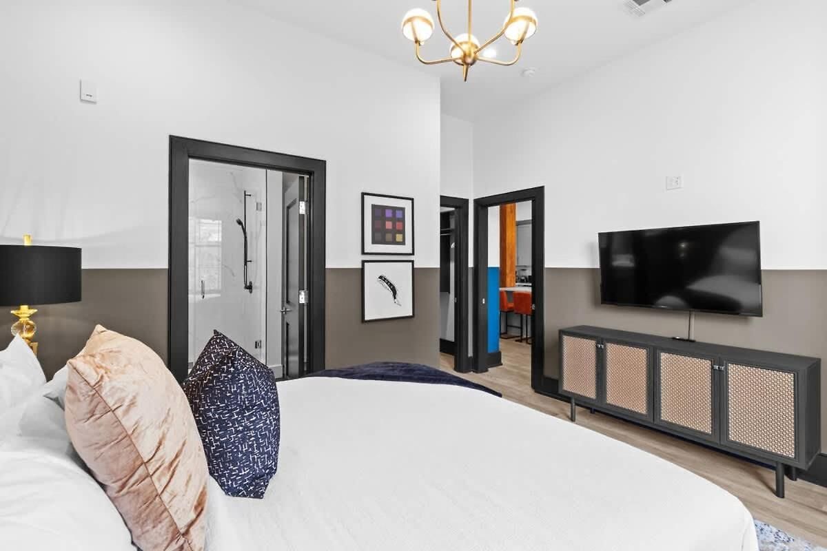Downtown 2bd 2ba Heated Rooftop Gym Pool *