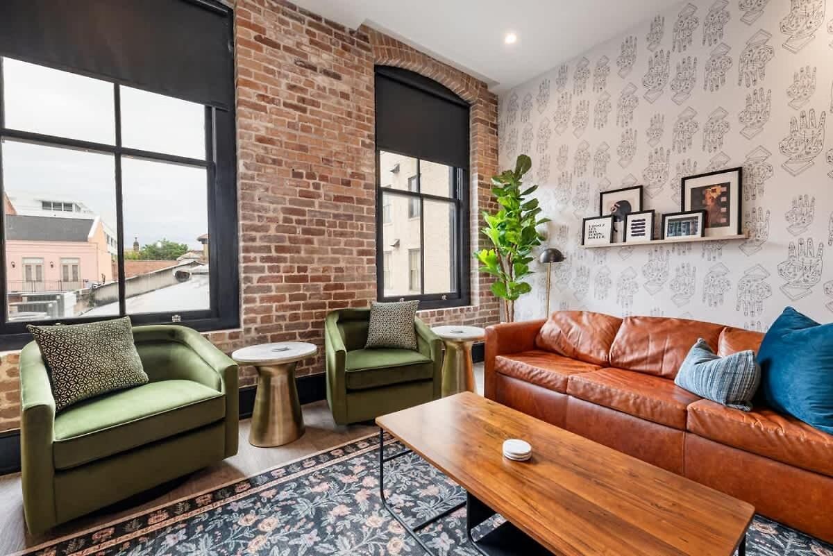Spacious Downtown 2bd 2ba Gym Pool