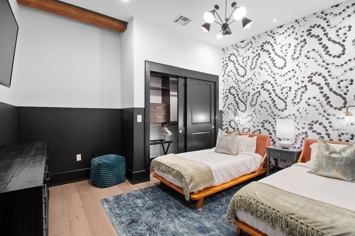 Huge 4bd 4ba 2 Living Downtown *