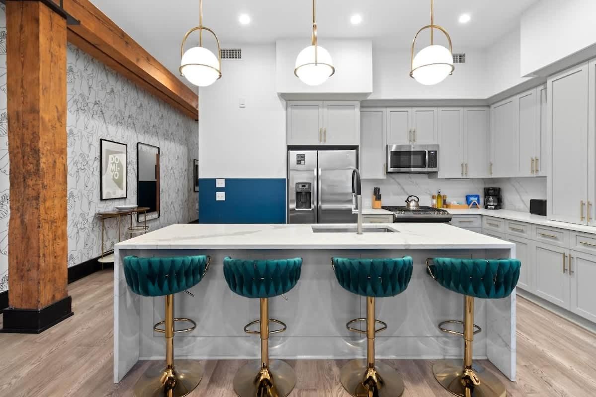 Prime Downtown Location Heated Pool Gym
