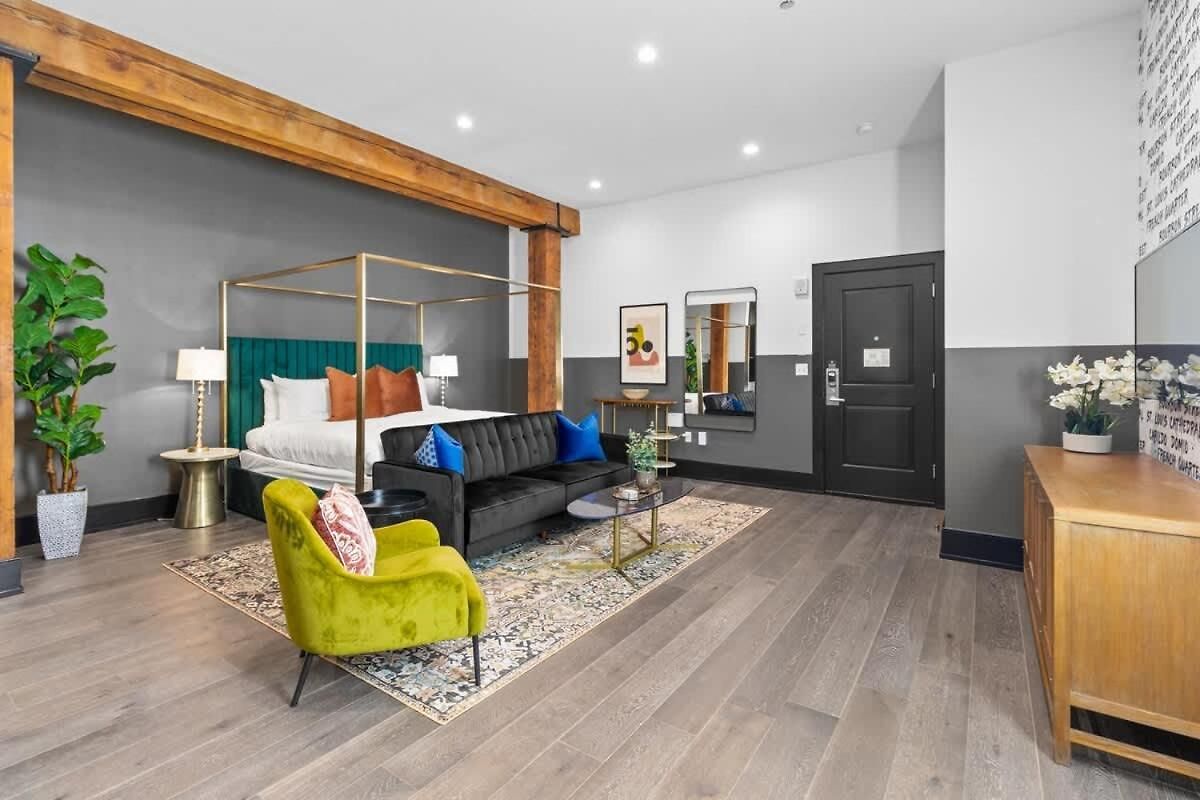Hotel King Bed Prime Location Downtown New Orleans