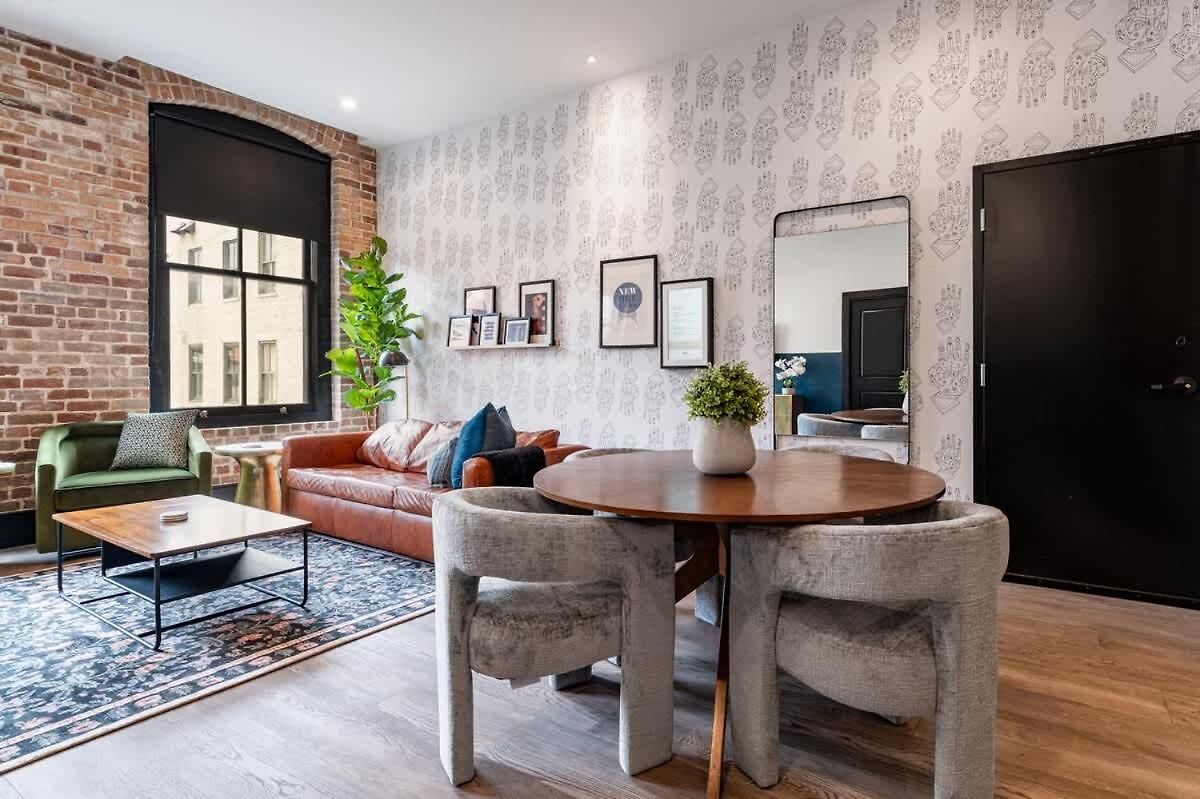 Spacious Downtown 2bd 2ba Gym Pool * New Orleans