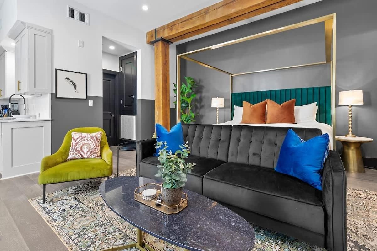 King Bed Prime Location Downtown Hotel New Orleans