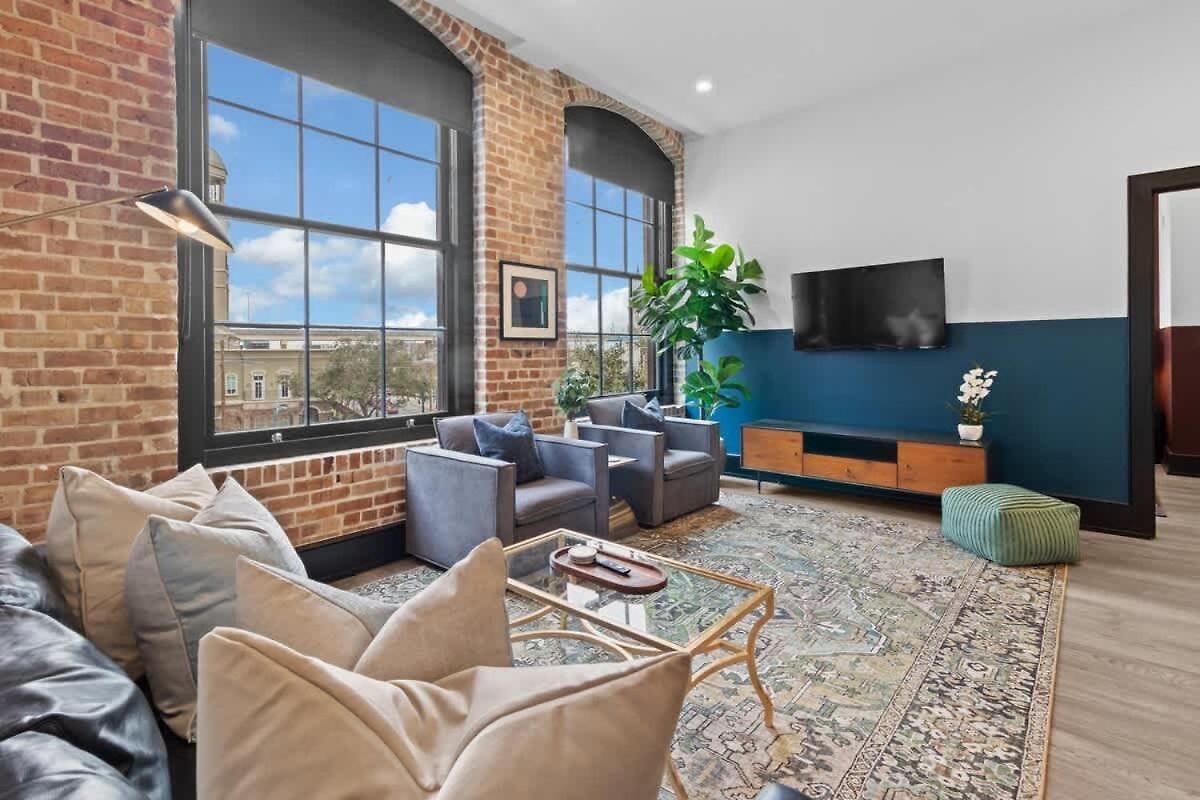 Lux Rooftop Pool Gym Gameroom Downtown