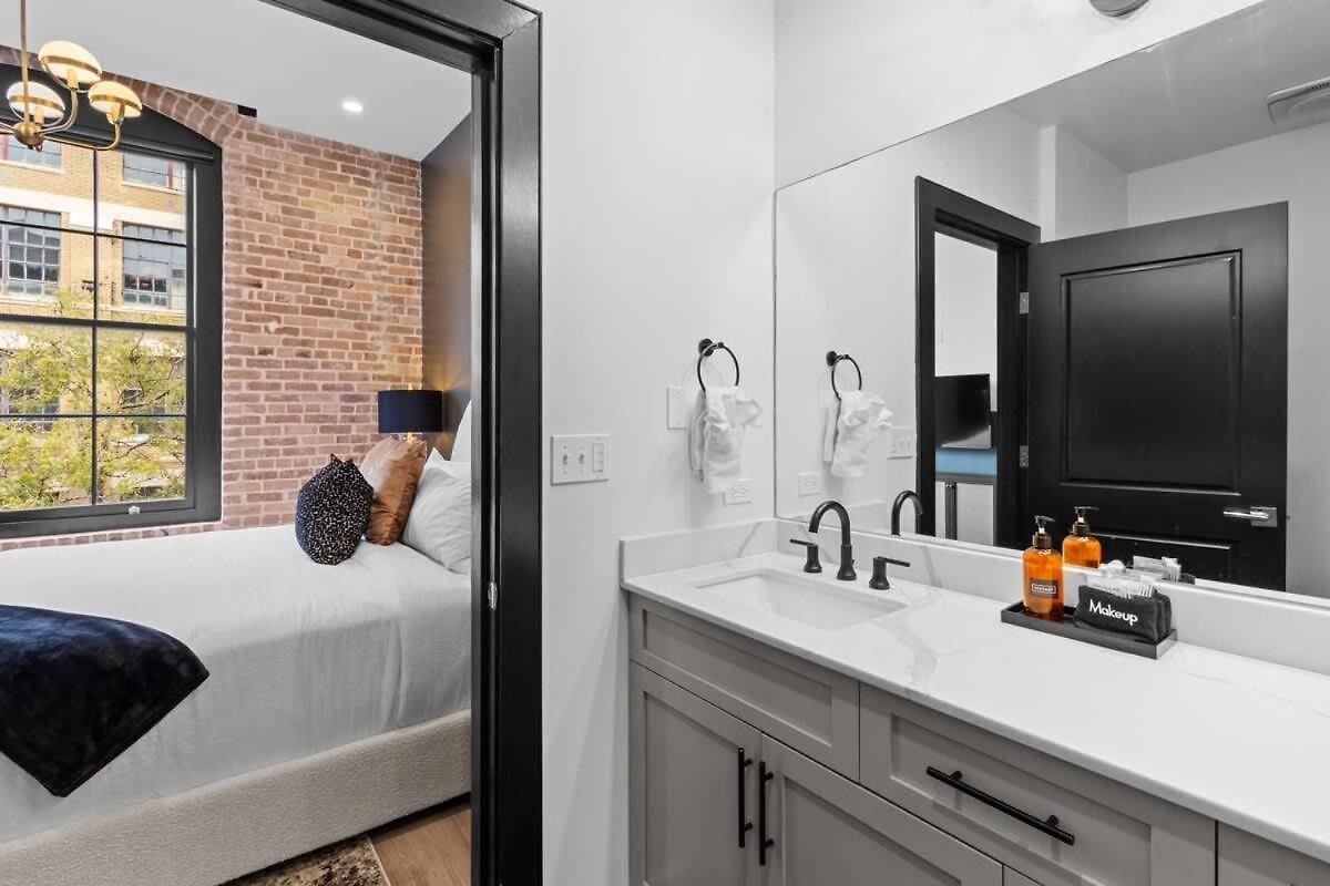 Hotel Downtown 2bd 2ba Heated Rooftop Gym Pool