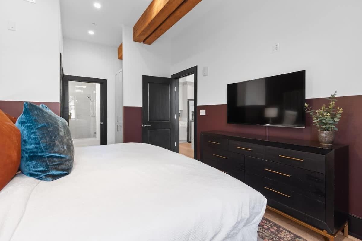 2br 2ba Rooftop Pool Gym Game Hotel