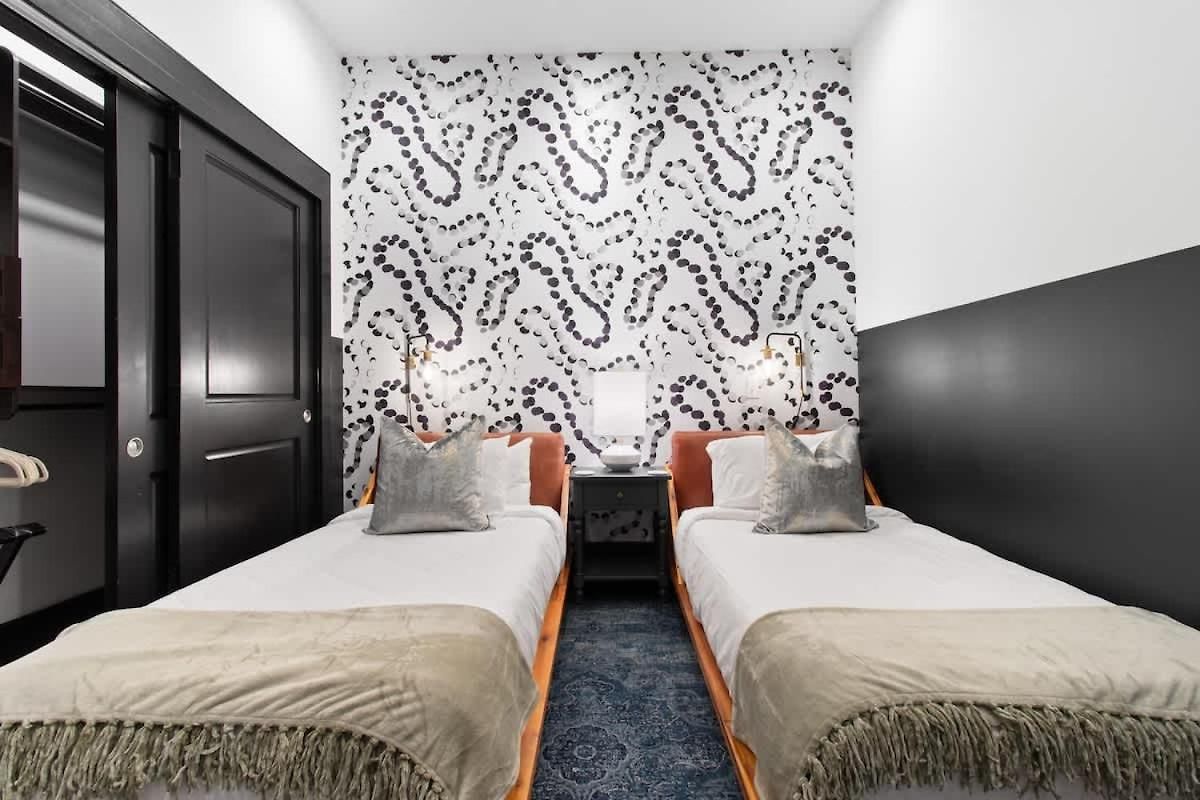 Luxury 2 Bedroom Downtown *