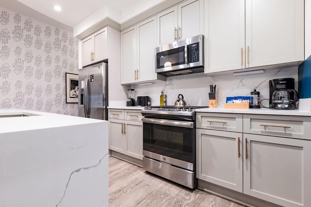 Downtown Nola Luxury Rooftop Pool Sleeps 6 *
