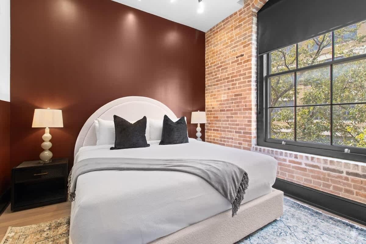 Downtown 2br Sleeps 6 Heated Pool Hotel
