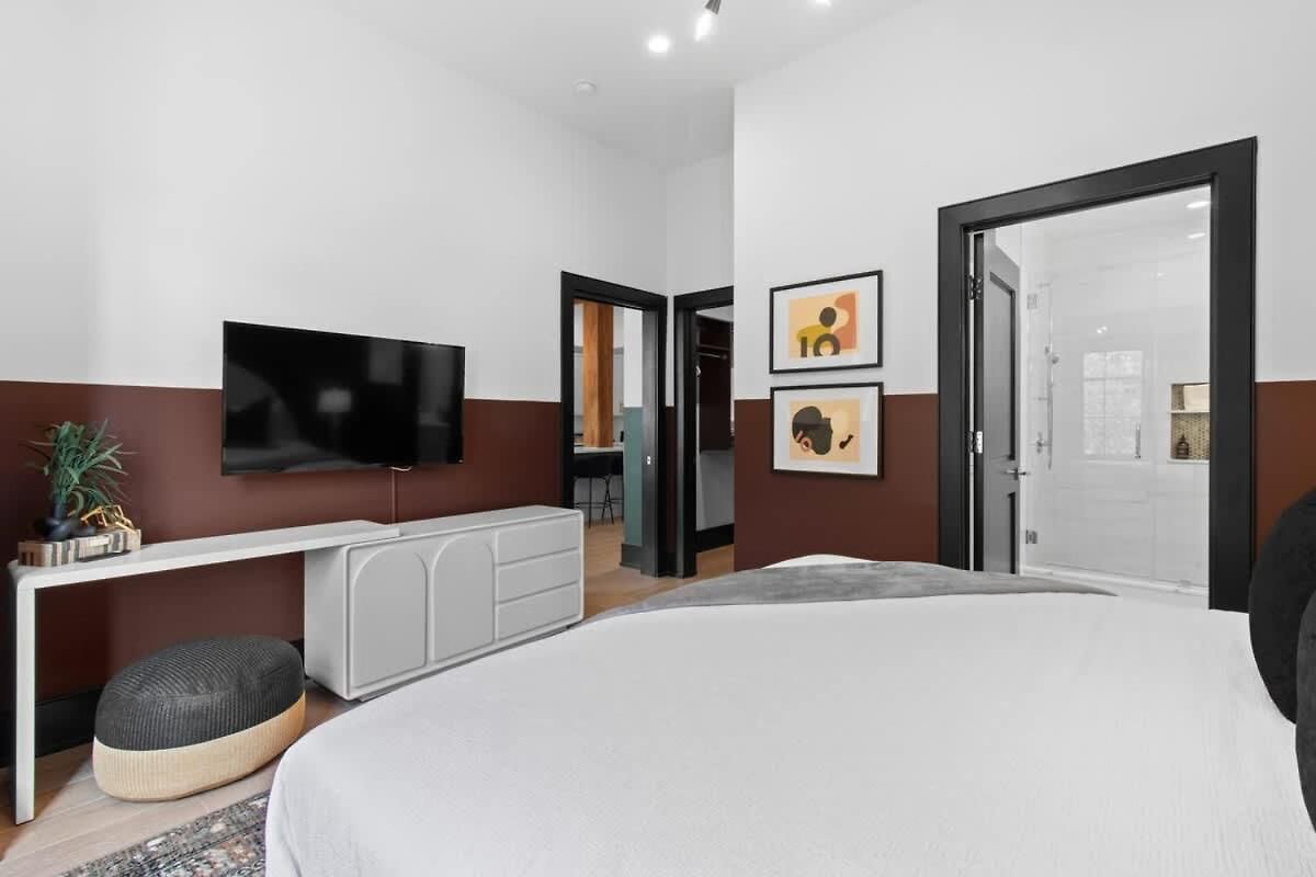 Downtown 2br Sleeps 6 Heated Pool Hotel *