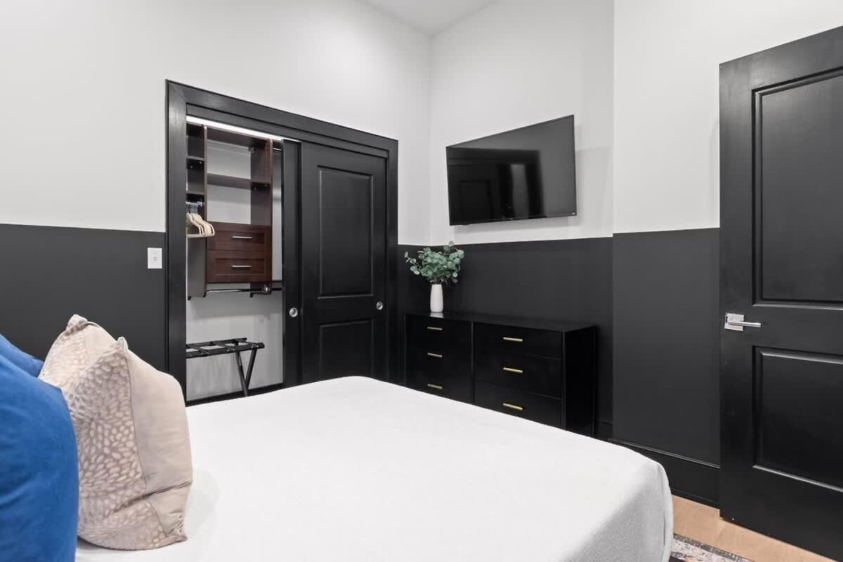 2br 2ba Rooftop Pool Gym Game Hotel