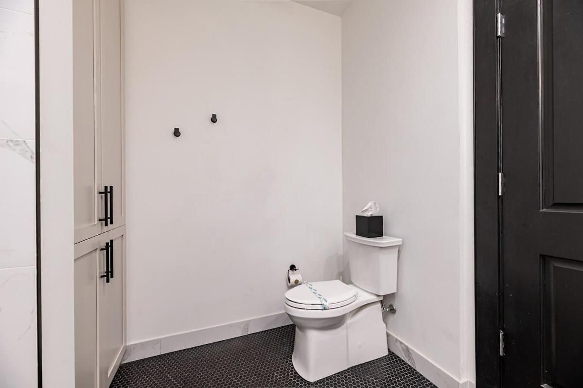 Prime Downtown Location Heated Pool Gym *
