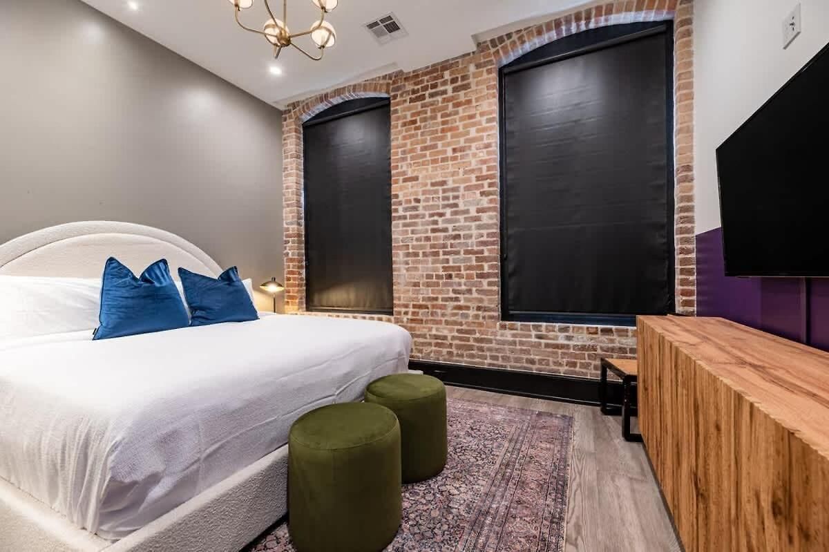 Hotel Spacious Downtown 2bd 2ba Gym Pool