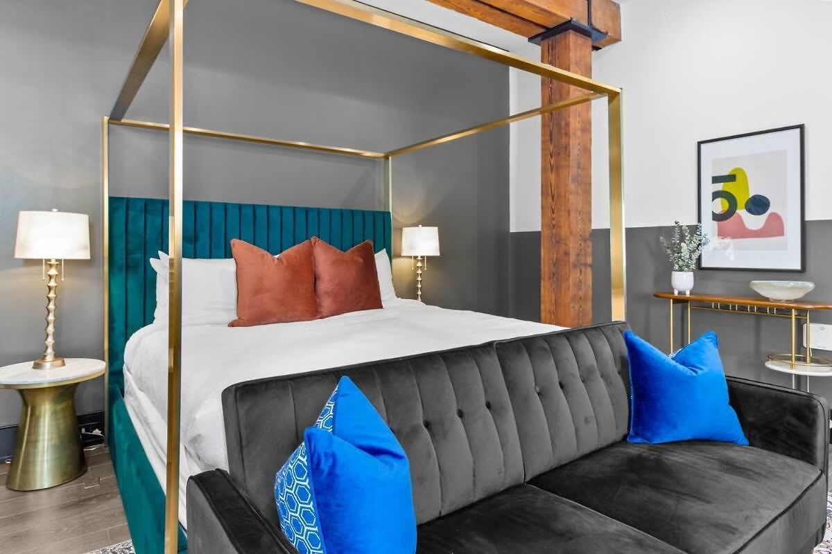 King Bed Prime Location Downtown Hotel New Orleans