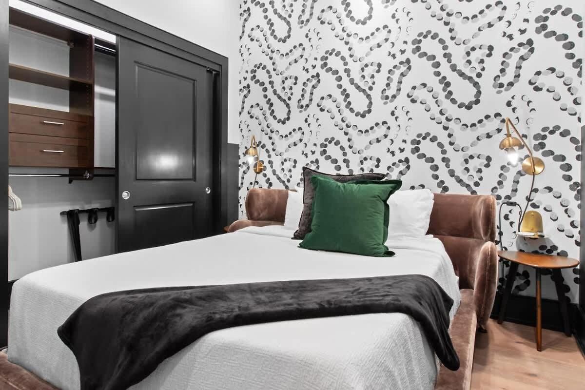 Downtown 2br Sleeps 6 Heated Pool Hotel