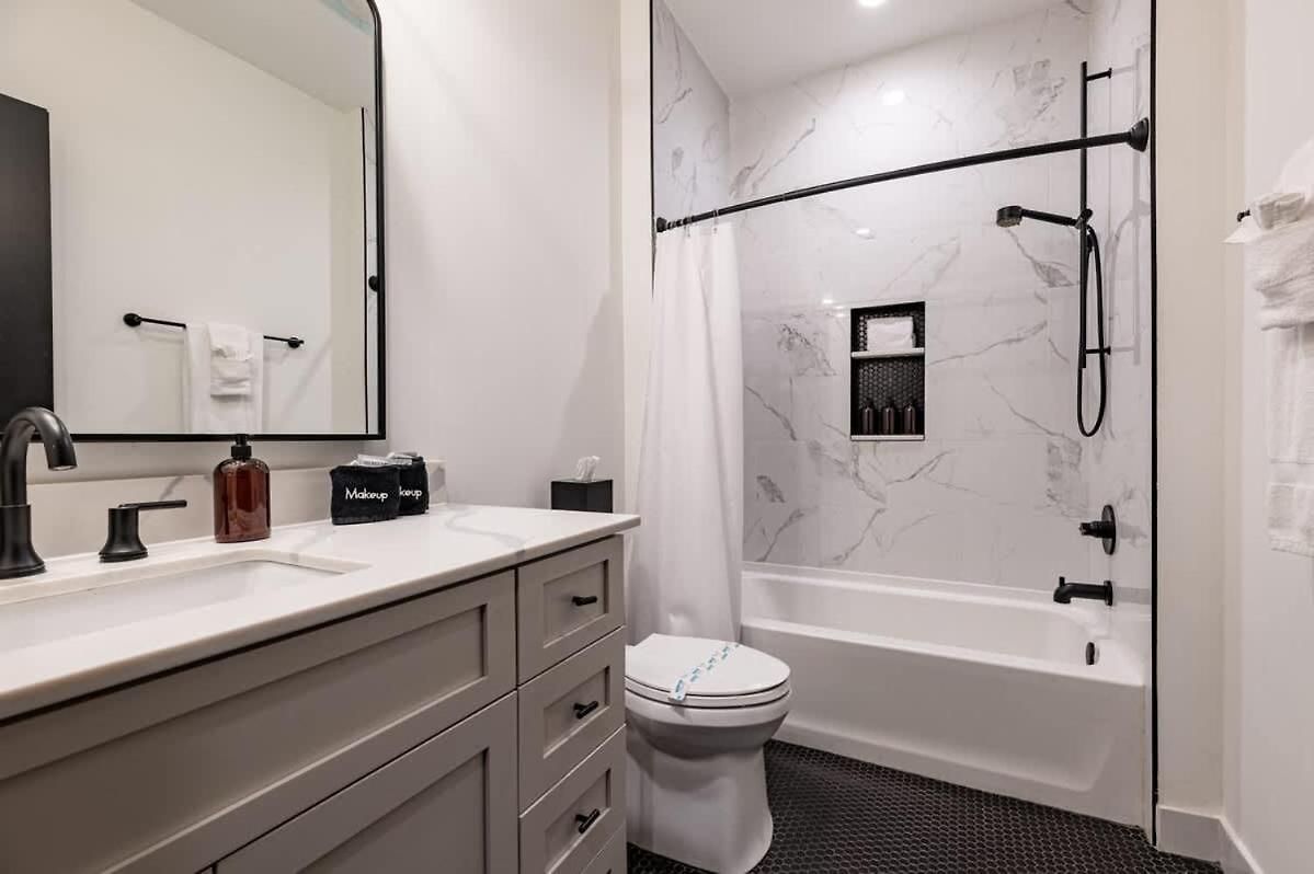 Downtown 2bd 2ba Heated Rooftop Gym Pool Hotel