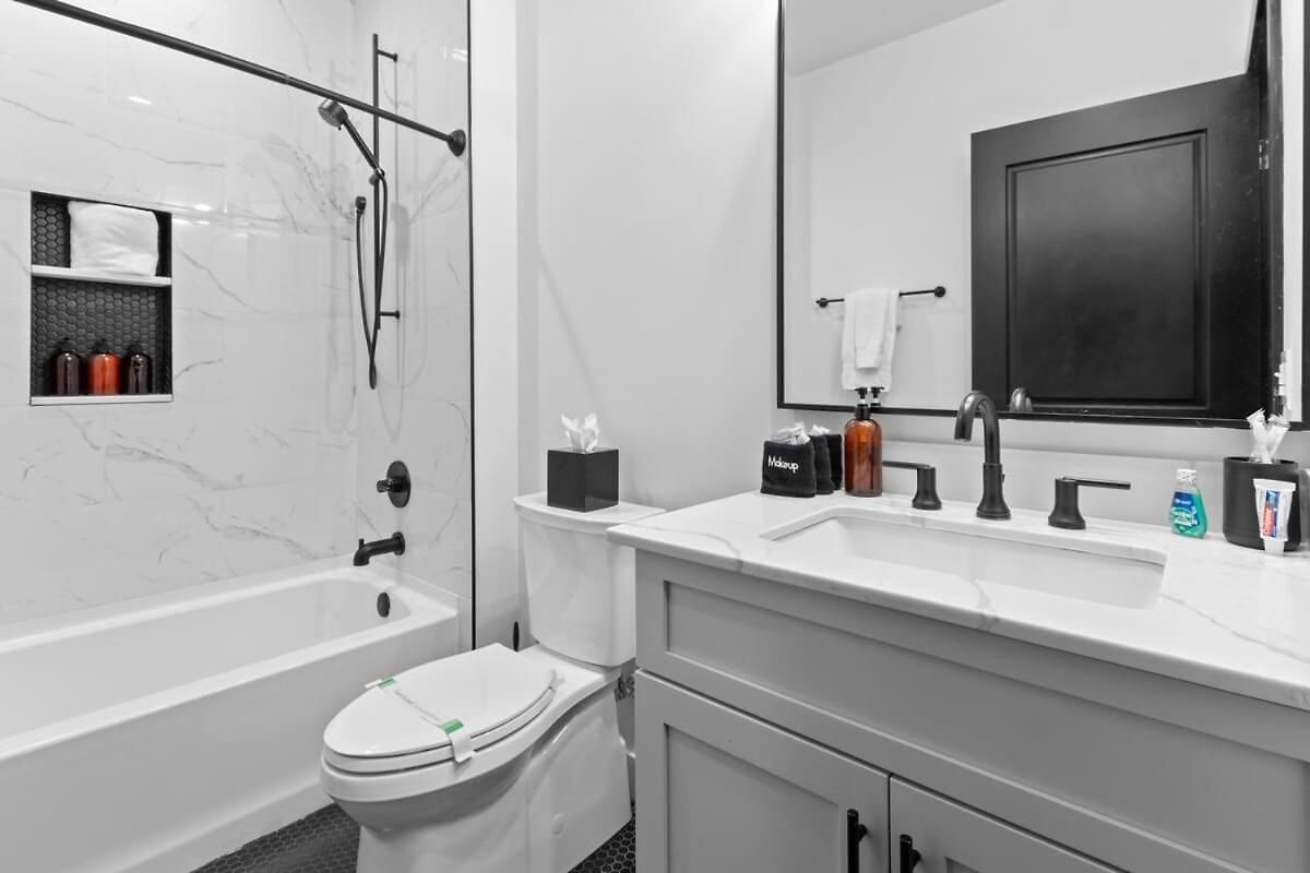 2br 2ba Downtown Rooftop Pool Hotel *