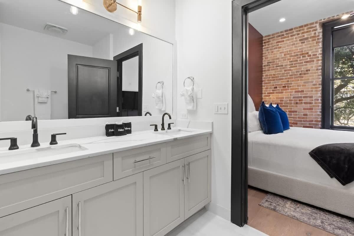 Luxe 2br 2ba Steps From Superdome Hotel