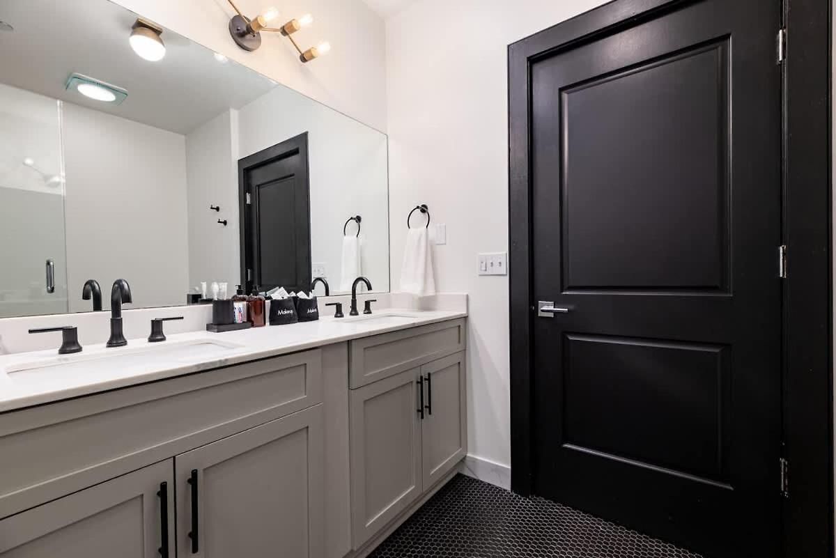 Spacious Downtown 2bd 2ba Gym Pool Hotel *
