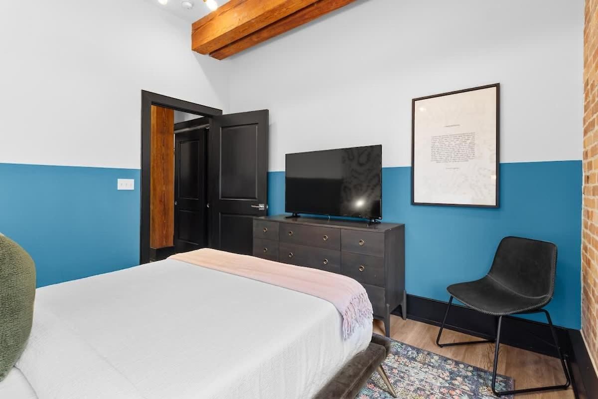 Hotel Modern Comfort Pool Gym Luggage Lockers