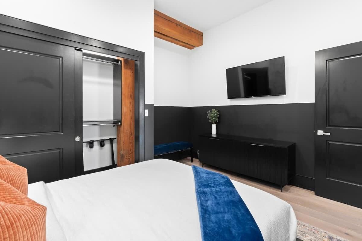Downtown 2bd 2ba Pool Gym And Gameroom *