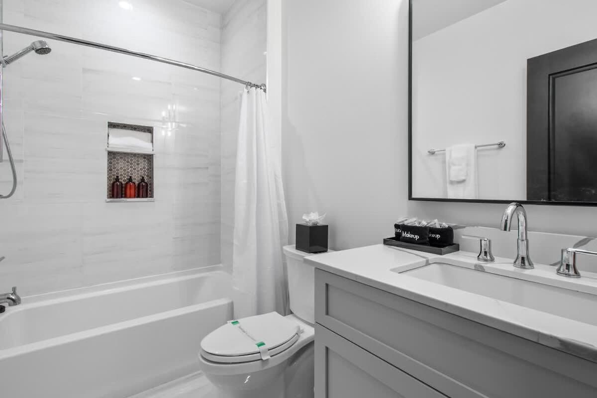 Huge 4bd 4ba 2 Living Downtown Hotel