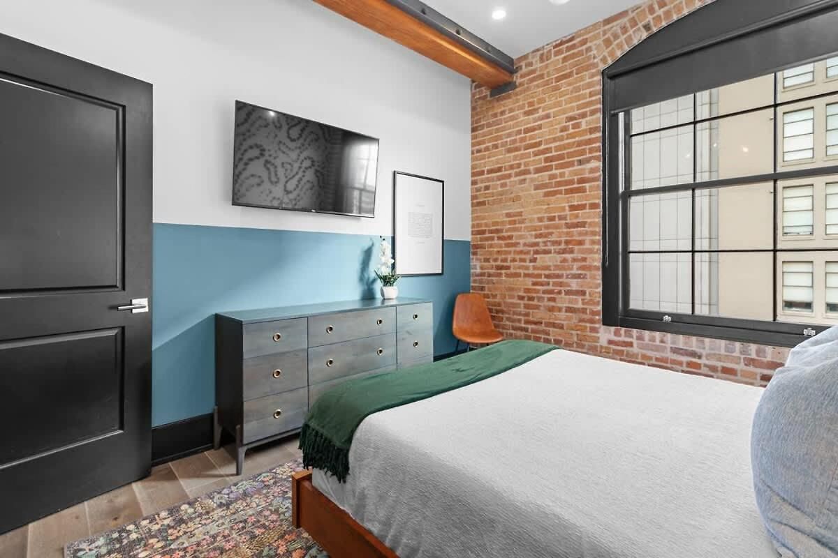 Hotel Modern Comfort Pool Gym & Game New Orleans